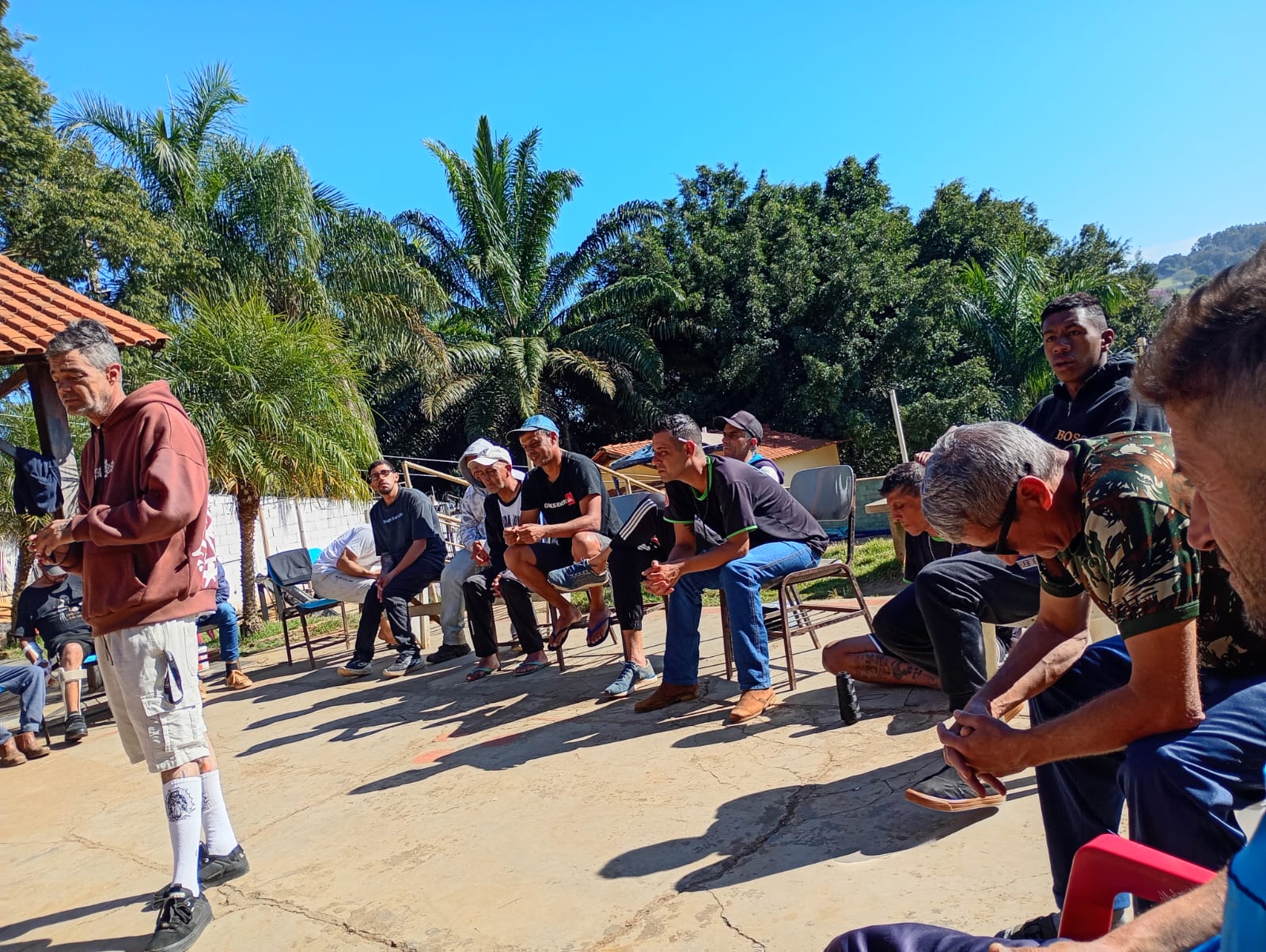 Roda de convivência da comunidade terapêutica ao ar livre