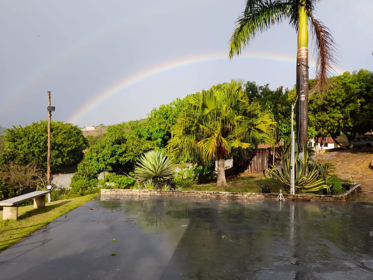 Arco-íris sobre o jardim da comunidade após a chuva