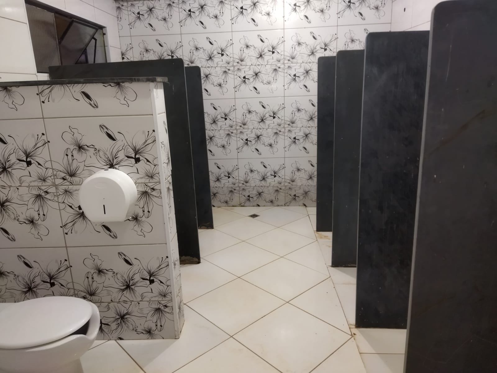 Banheiros coletivos limpos e organizados