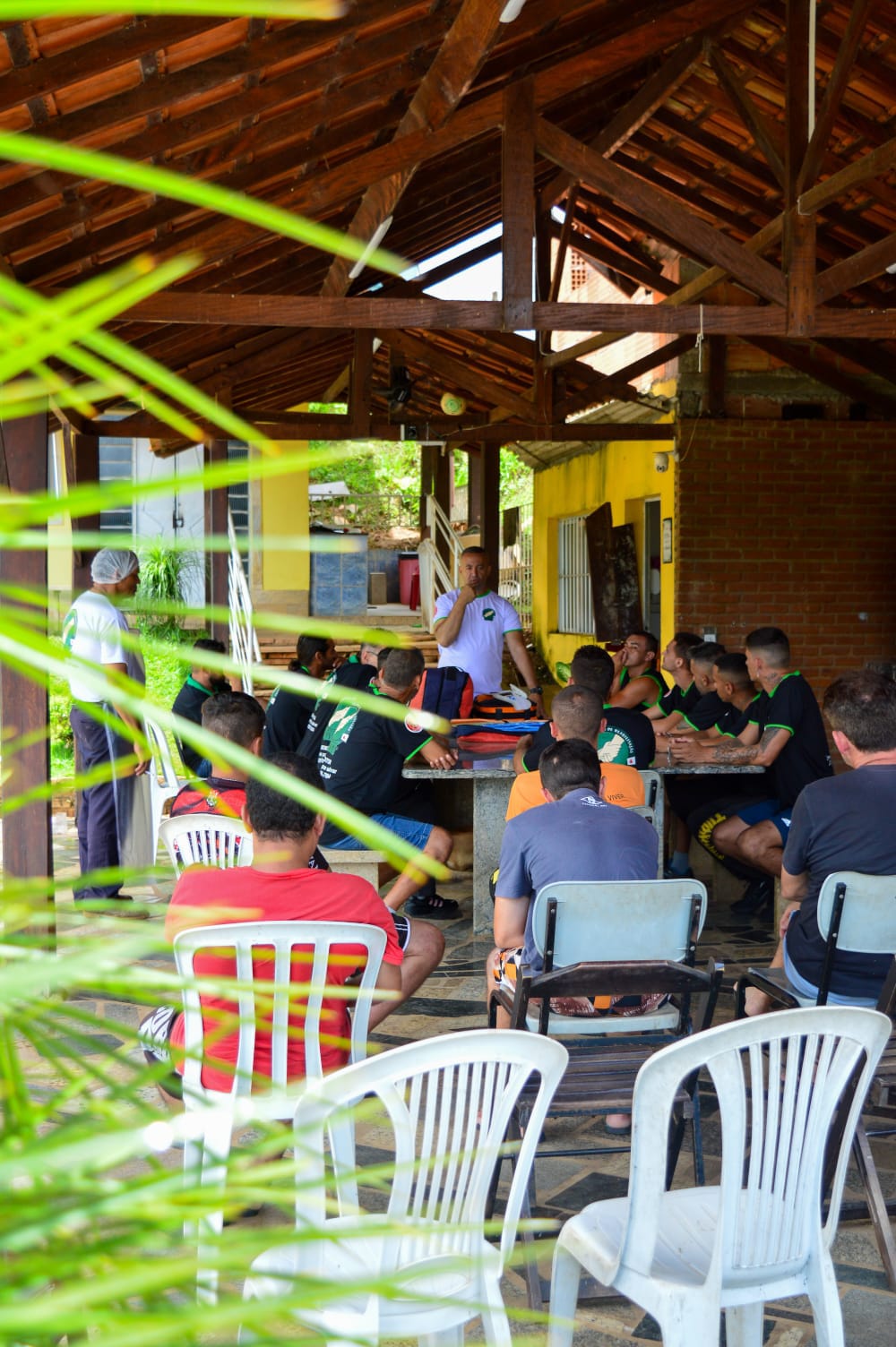 Grupo reunido na área coberta de convívio da CTR Reaprendendo a Viver