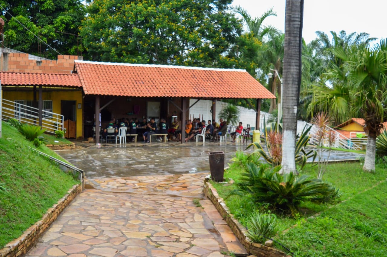 Quiosque de convivência ao lado do caminho de pedras