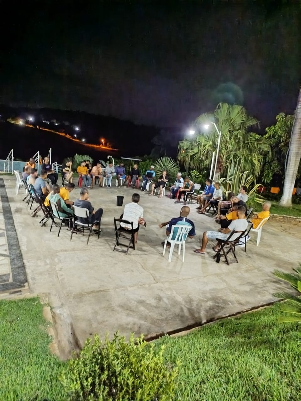Roda de conversa noturna ao ar livre