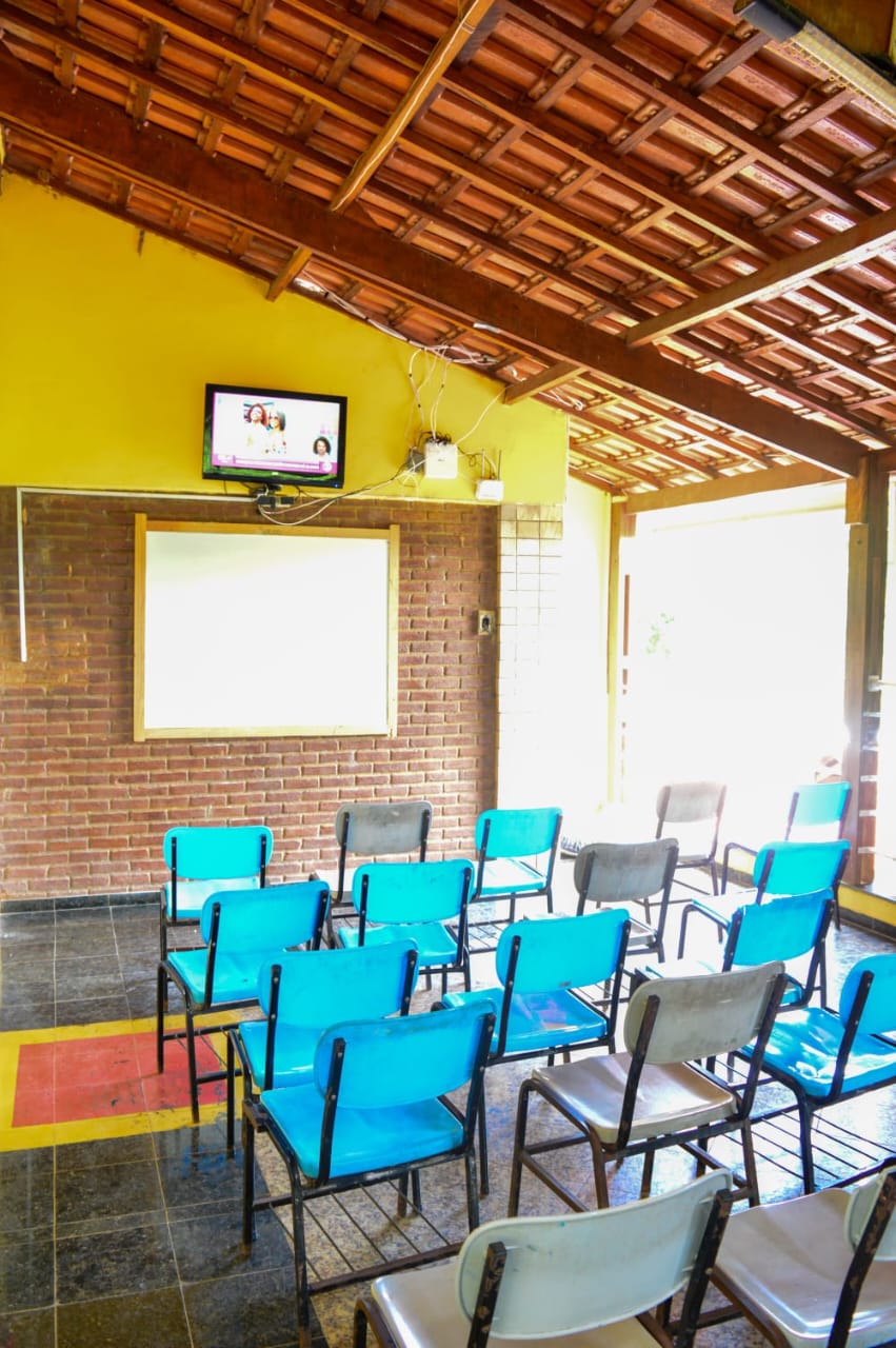 Sala preparada para grupo terapêutico com cadeiras em círculo