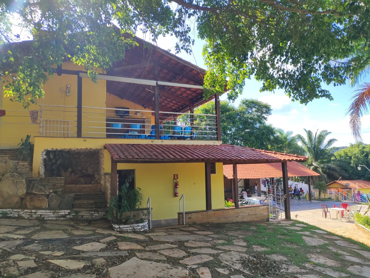 Varanda da casa sede da CTR Reaprendendo a Viver, onde as famílias são recebidas