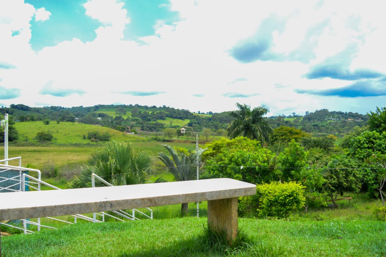 Banco com vista para o vale e as montanhas